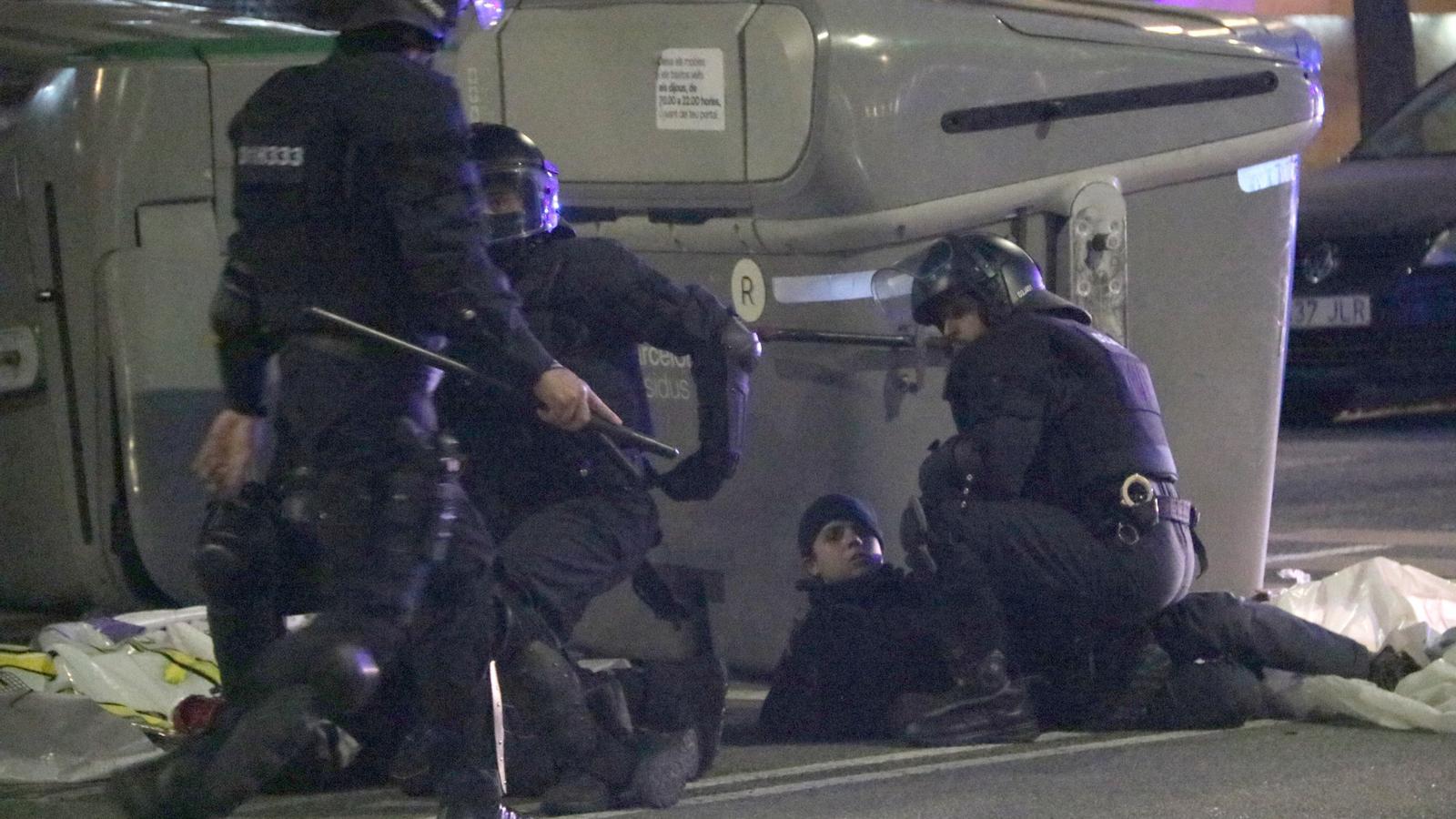Una persona retenida después de cargas policiales durante la manifestación en Barcelona por la Flotilla