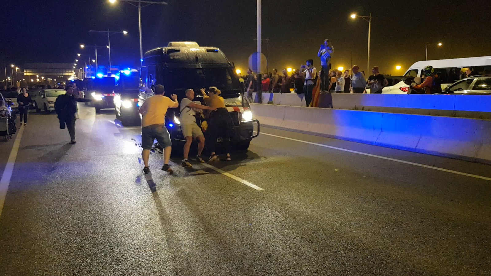 Vídeo d'una de les causes judicialitzades que impulsa l'entitat Irídia per una furgoneta dels Mossos que va arrossegar diversos manifestants