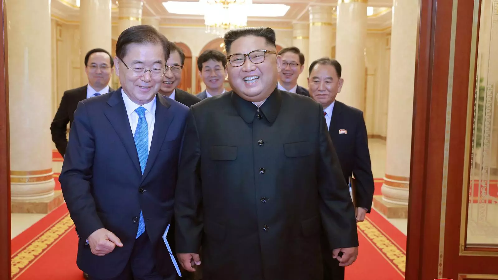 Un somrient Kim Jong-un caminant amb una delegació sud-coreana de visita a Pyongyang