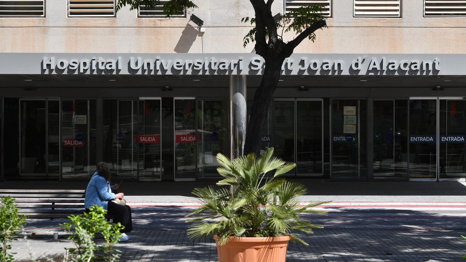 Entrada del Hospital Universitario Sant Joan de Alicante, donde está ingresada la paciente.