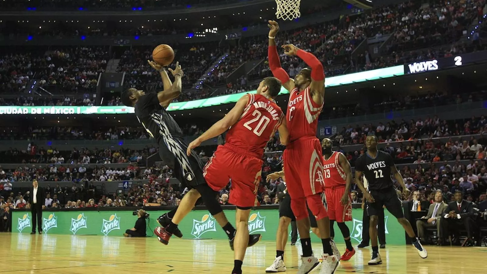 Una acció del partit entre els Wolves i els Rockets / MARIO GUZMAN / EFE