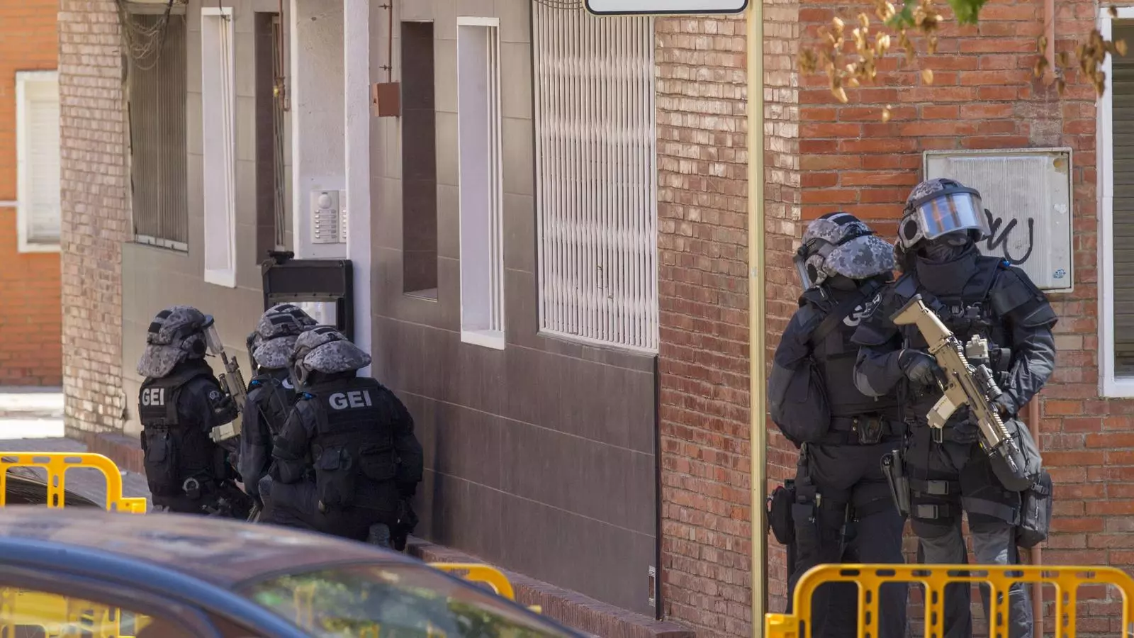 Agents de l'Àrea dels Grups Especials d'Intervenció (GEI) dels Mossos d'Esquadra a punt d'entrar al domicili de l'home abatut a la comissaria de Cornellà
