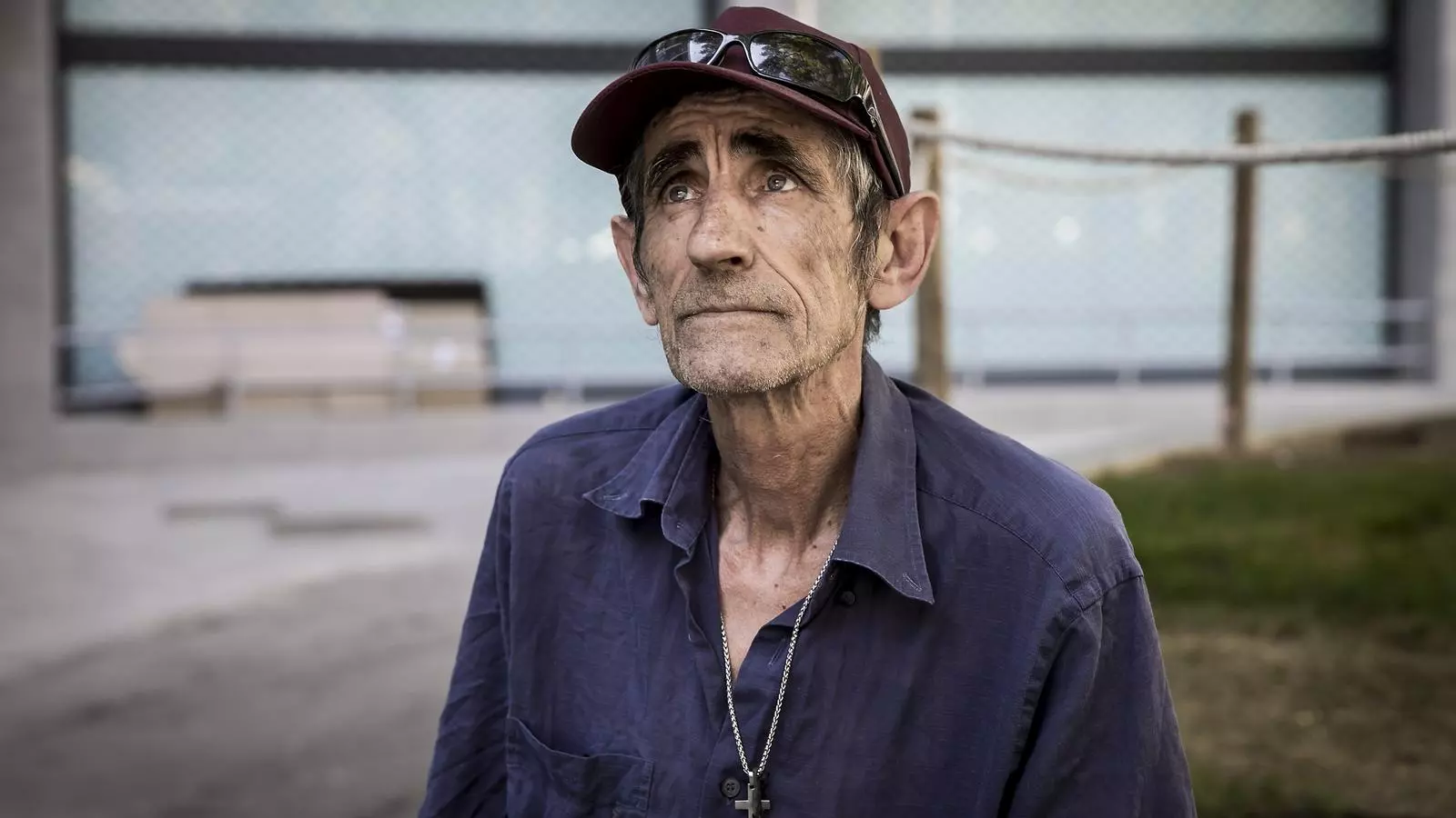 Jesus Martos, sensellar, fotografiat a la plaça Castella