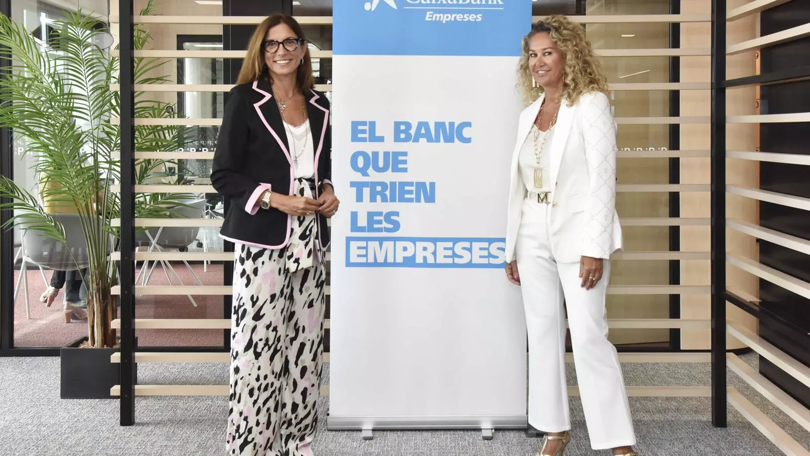 Maria Alsina, directora territorial a Barcelona de CaixaBank, i la premiada Maite Casademunt