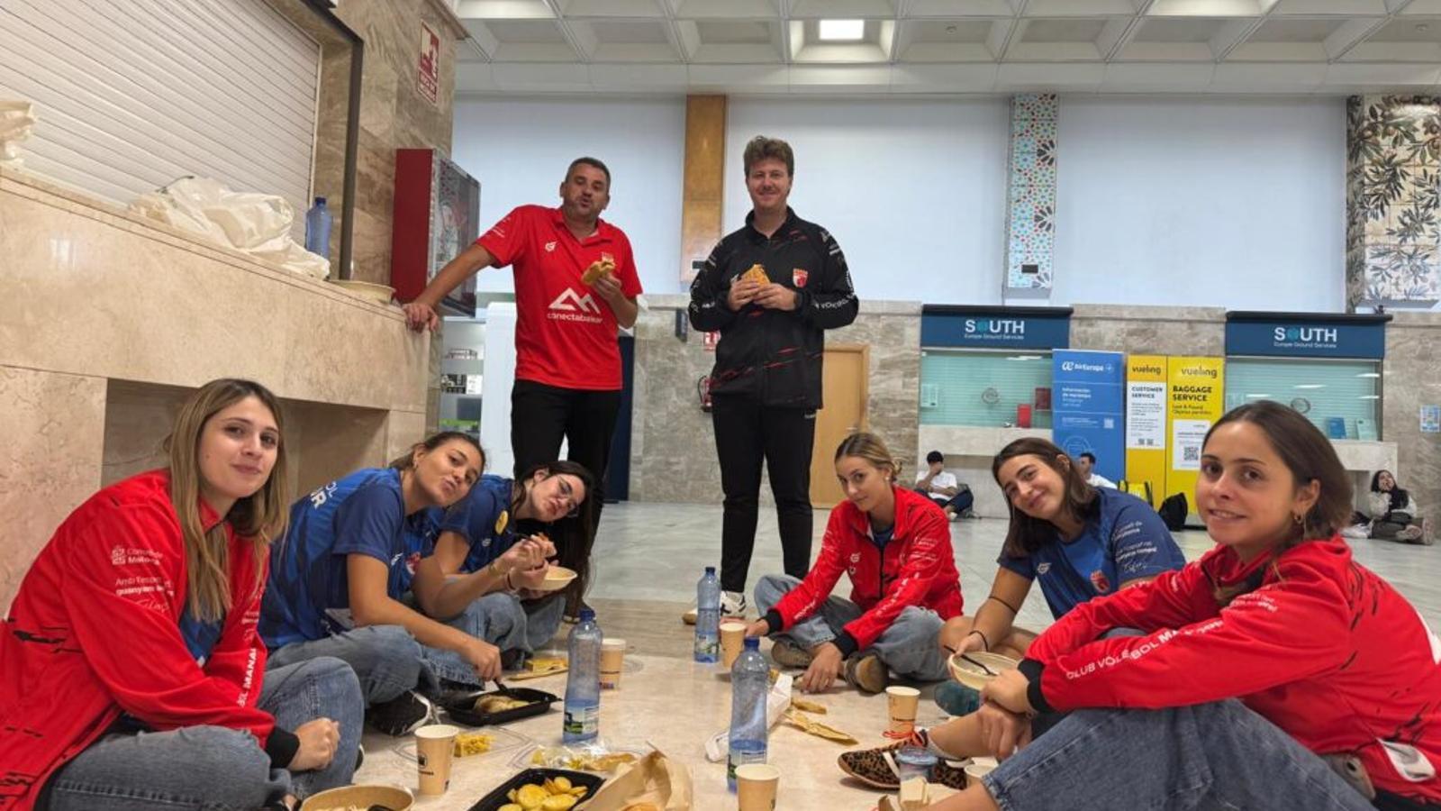 Algunos de los miembros del equipo que continúan atrapados en el aeropuerto.