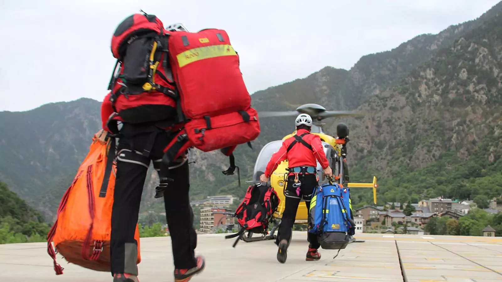 un grup de rescat es prepara per pujar a l'helicòpter / ANA