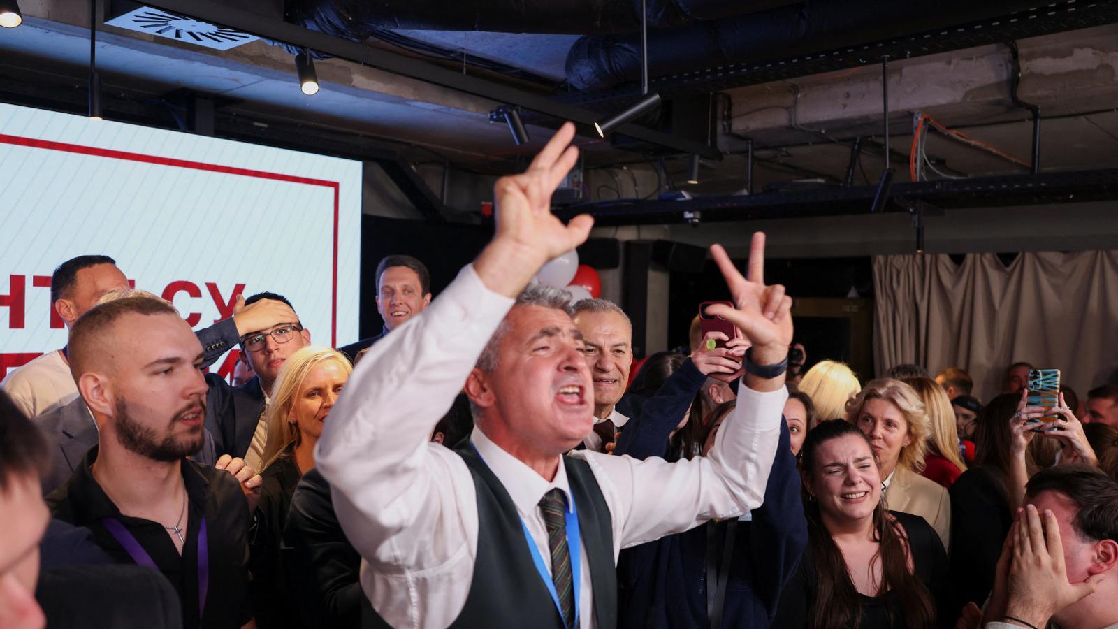 Ilija Srdanovic, el cabeza de lista de los estudiantes celebra la victoria electoral este domingo.