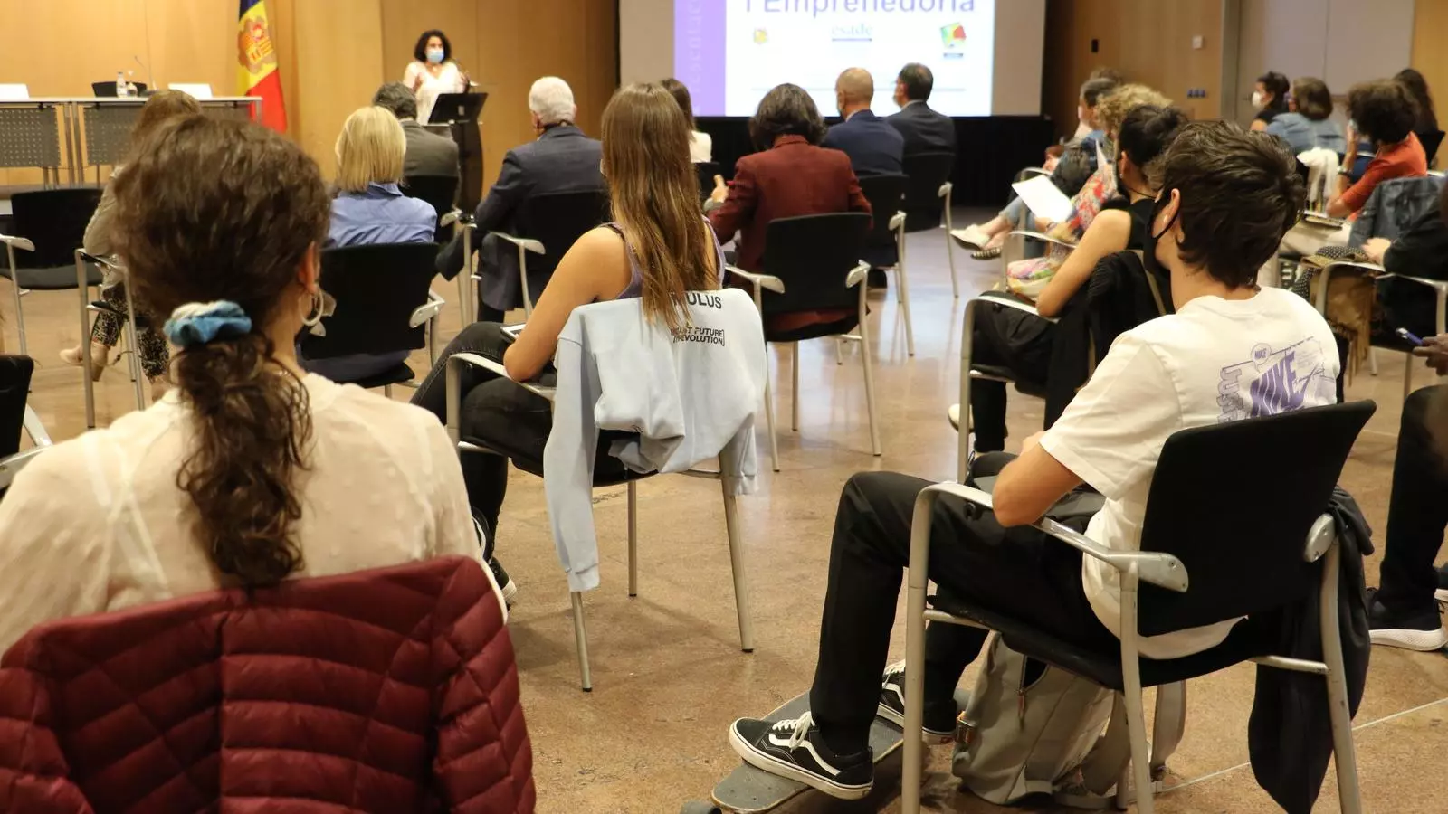 Nens i nenes de segona ensenyança a la primera Jornada d'Emprenedoria organitzada pel ministeri d'Educació