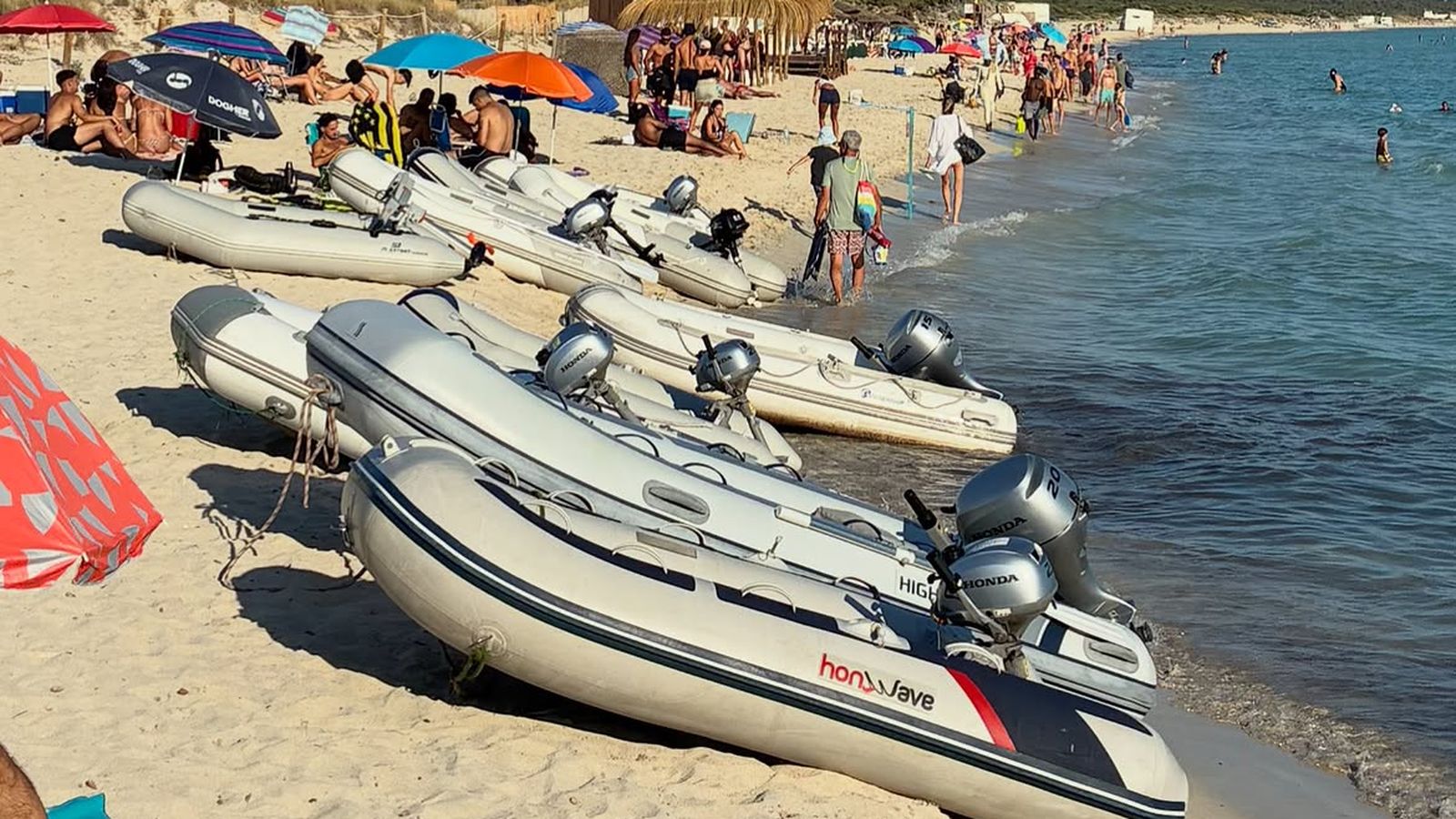 Barques varades sobre la vorera del Tren
