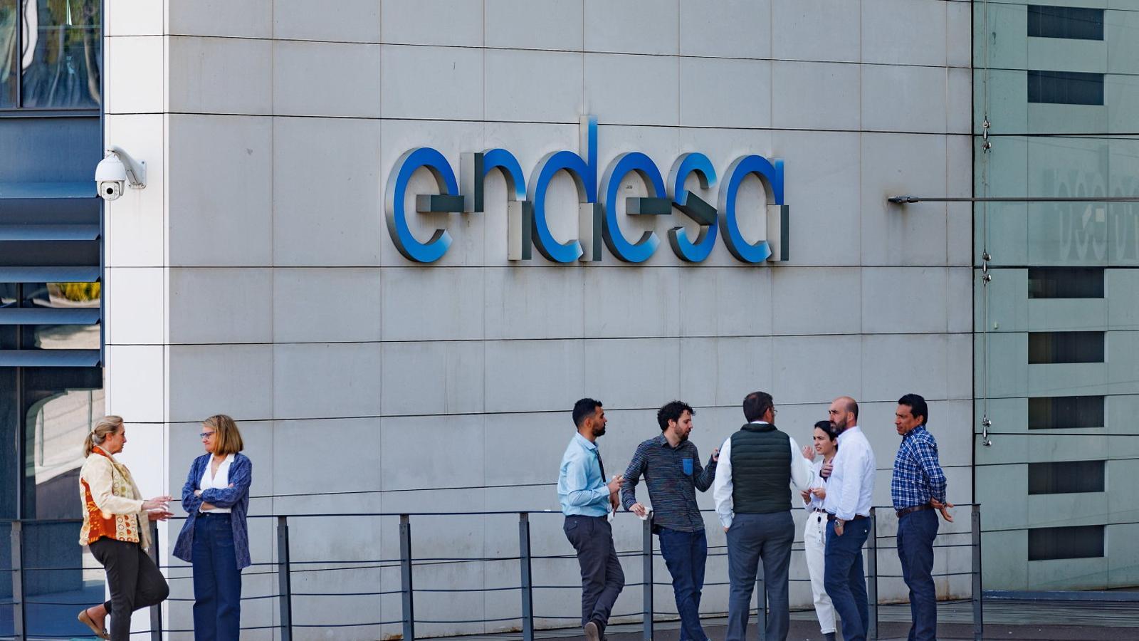 A group of people in front of the headquarters of the energy company Endesa in Madrid. EDUARDO PARRA / EUROPA PRESS