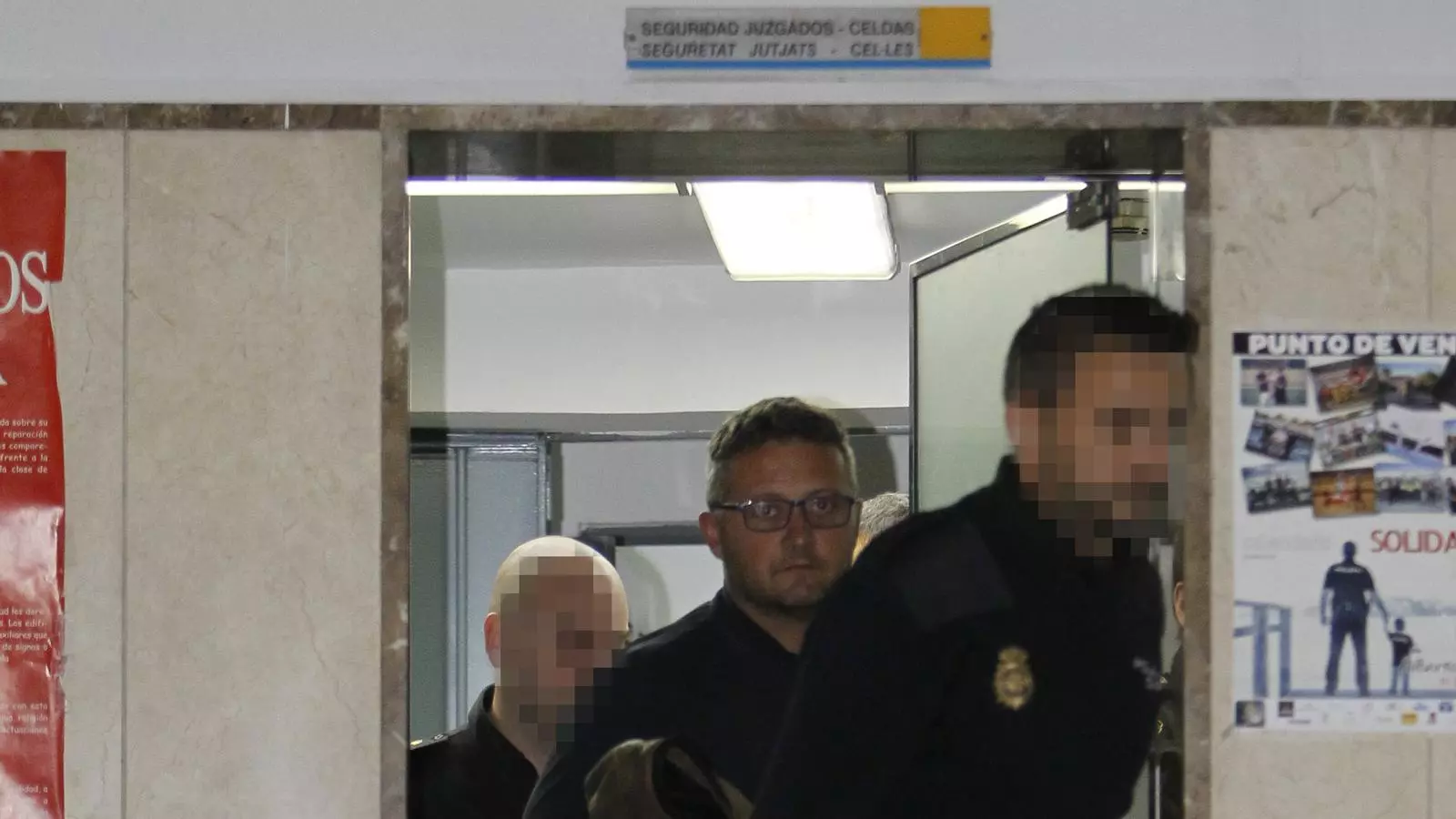 L'excomissari Rafel Estarellas en el moment de ser conduït davant el jutge i el fiscal per a ser interrogat./ISAAC BUJ