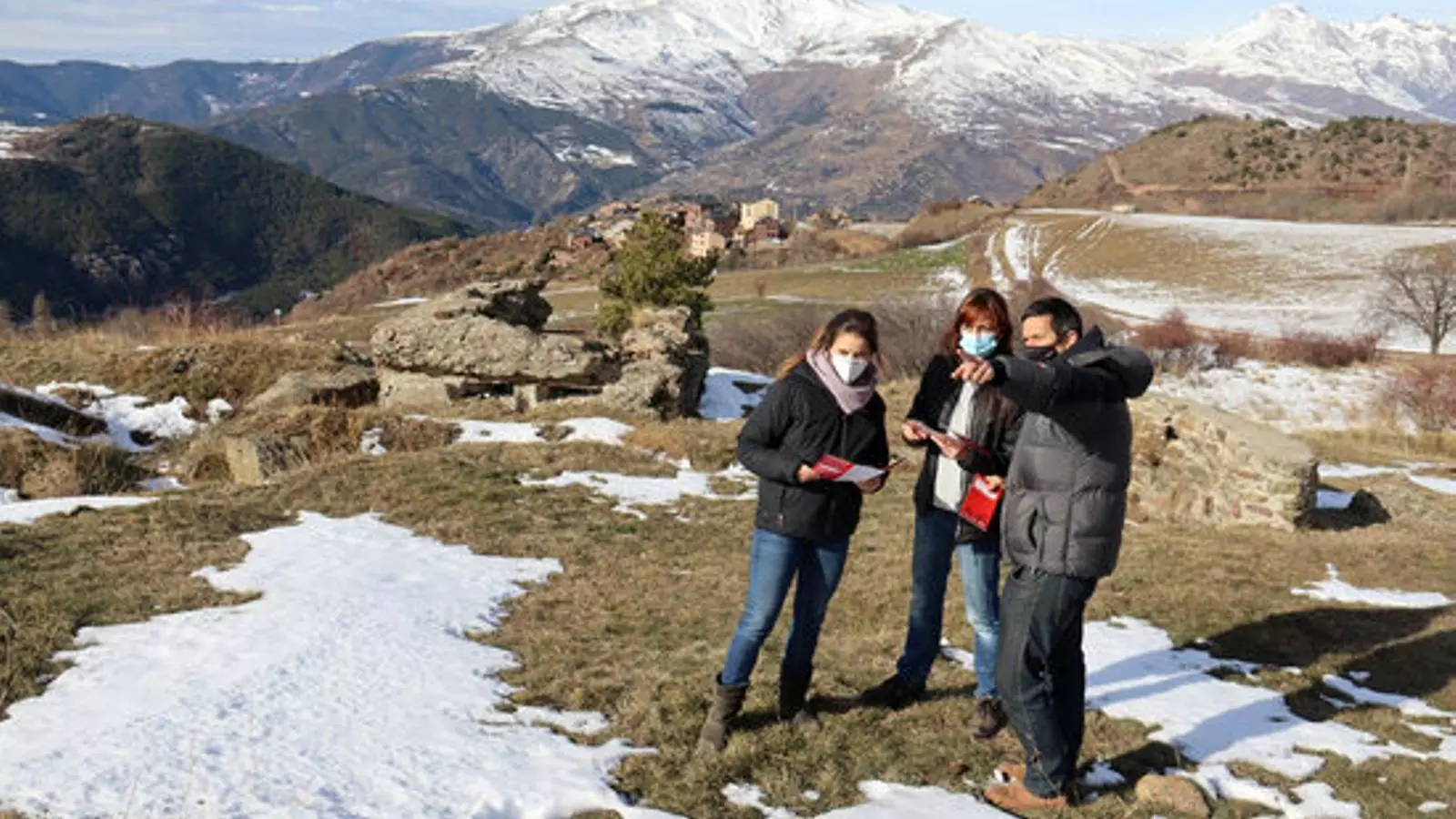 Responsables del Museu de Camins, a la vall de Siarb. / ACN (Albert Lijarcio)