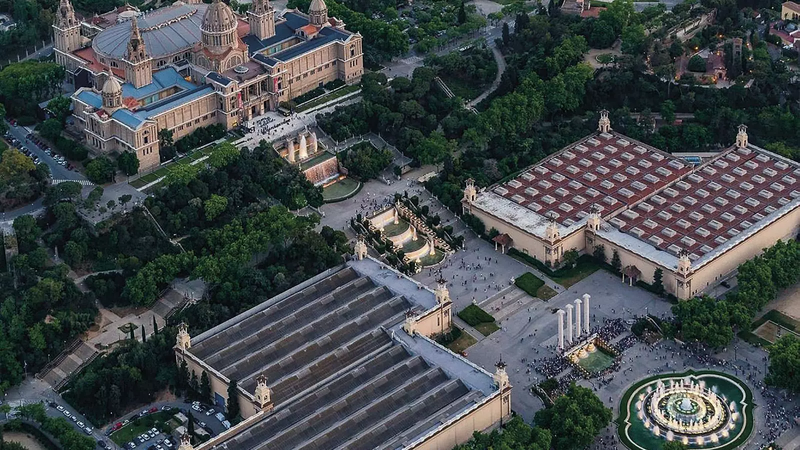 El Palau Nacional, seu del MNAC, amb el pavelló d’Alfons XIII a l’esquerra i el de Victòria Eugènia a la dreta.