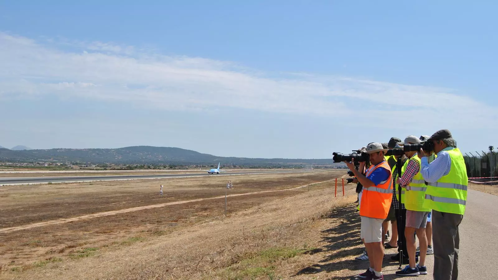 Aficionats de la fotografia aeronàutica, pendents per captar el moment d'enlairament d'un avió