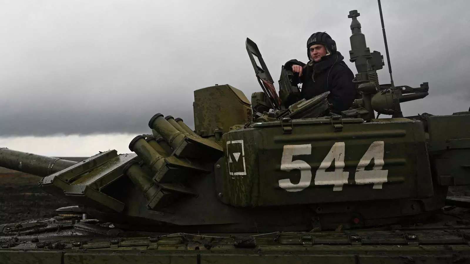 Un soldat rus durant exercicis militars a una zona prop de la frontera amb Ucraïna.