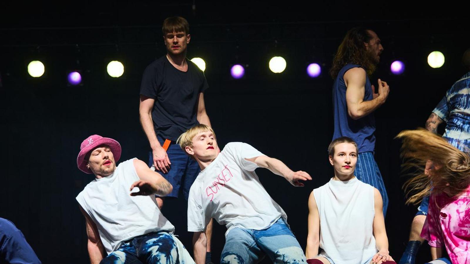 A moment of the show 'How romantic'.