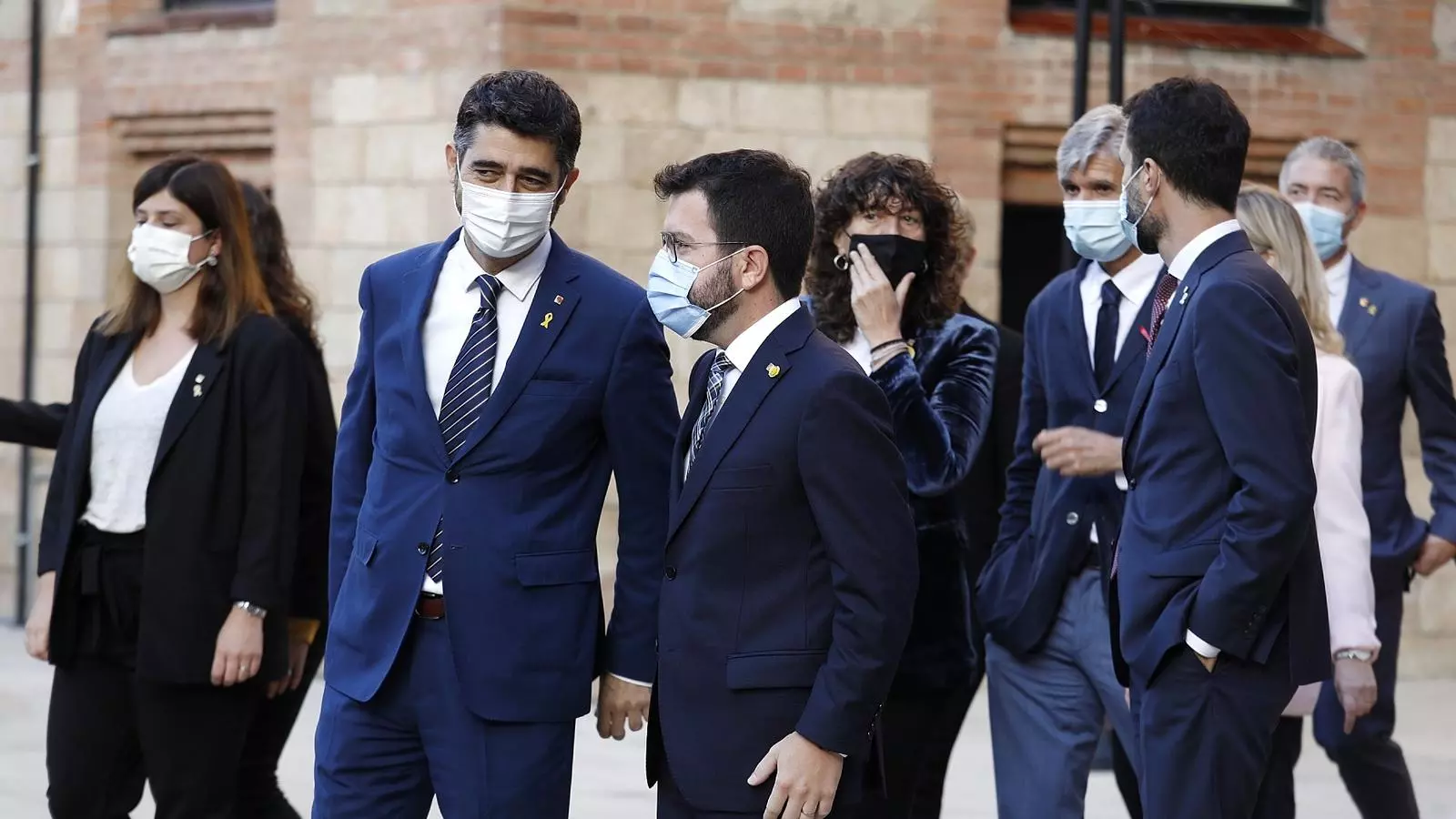 El president Pere Aragonès i el vicepresident Jordi Puigneró conversen, acompanyats de la resta de membres del Govern, en l'acte institucional per commemorar el quart aniversari de l'1-O