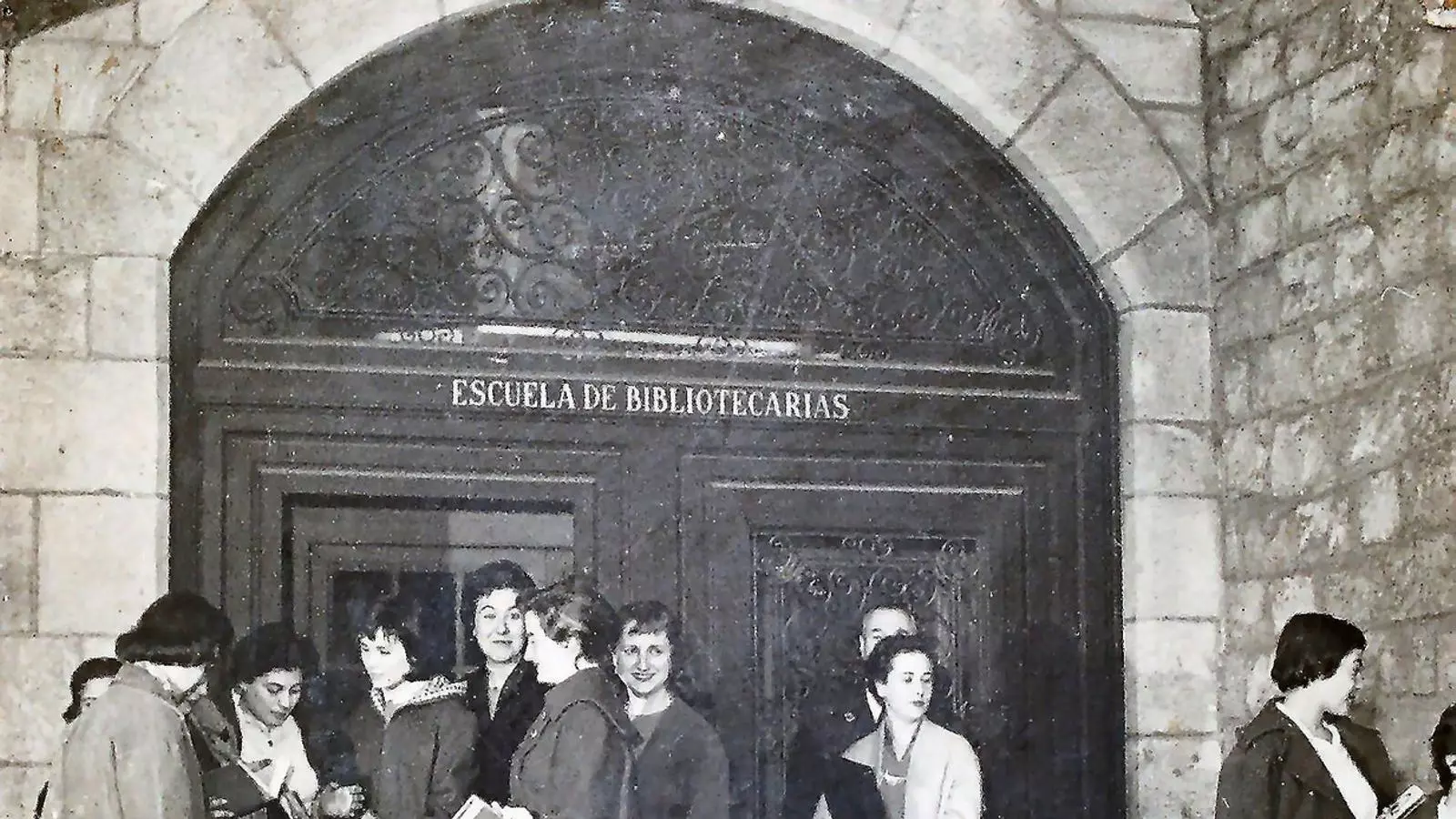 BIBLIOTEQUES PÚBLIQUES Cent anys deixant llibres