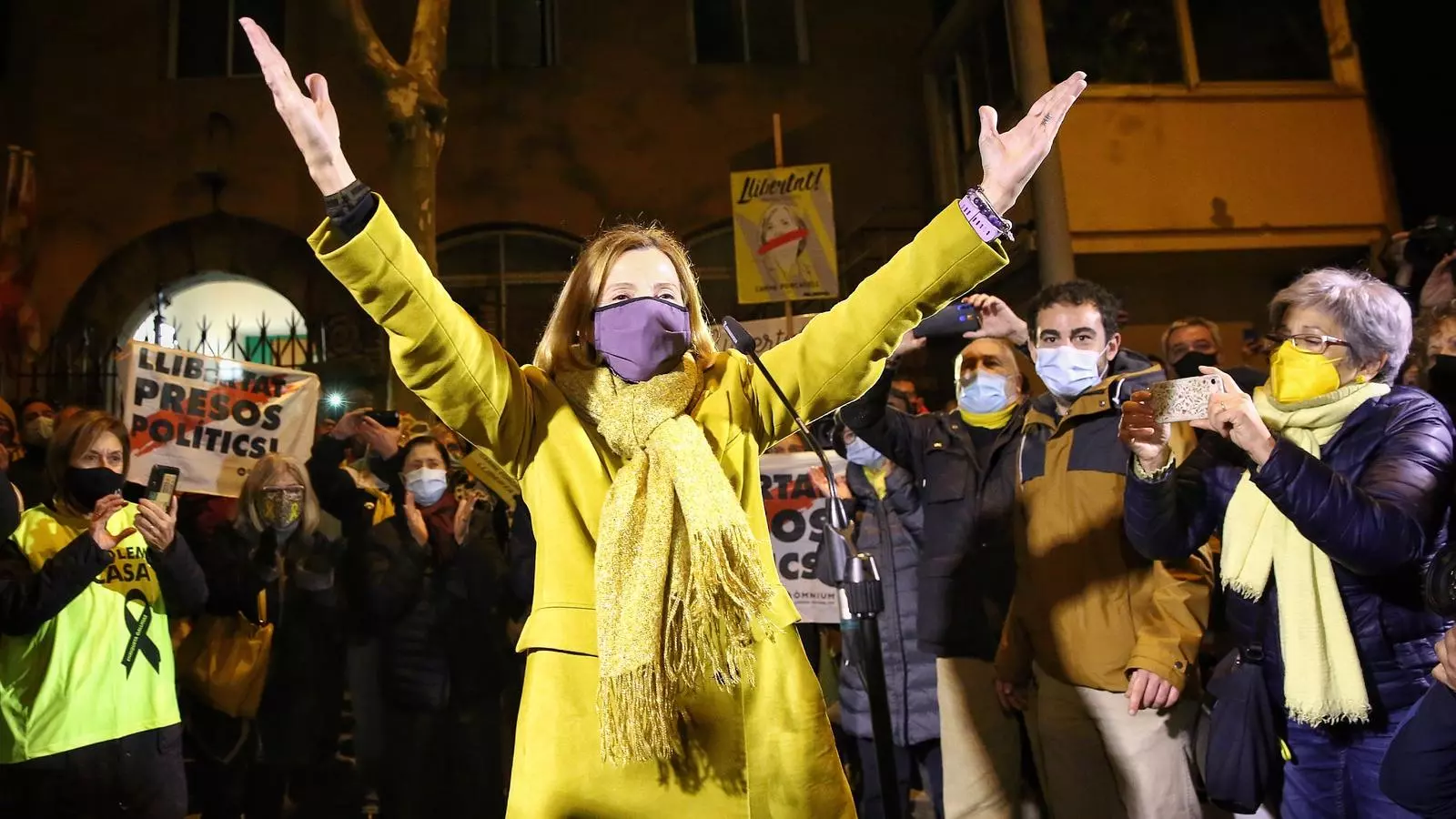 Carme Forcadell, saludant els concentrats a les portes de la presó de Wad-Ras, a Barcelona