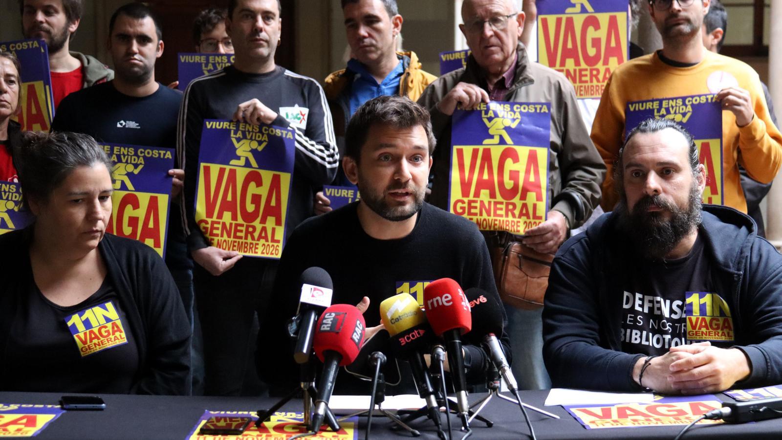 The spokesperson for the Trade Union Table of Catalonia, Montse Sànchez, the spokesperson for the Tenants' Union, Enric Aragonès, and the spokesperson for the platform 'It Costs Us Life', Ruben Páez.
