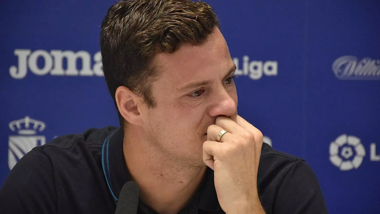 Oriol Riera anunciant la seva retirada del futbol