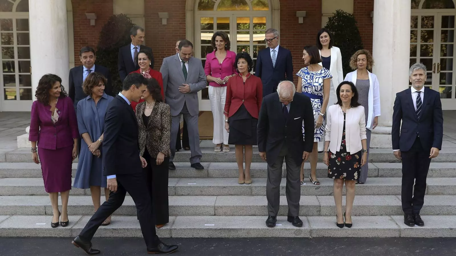 El president del govern espanyol amb tot el seu gabinet a les escales de la Moncloa.
