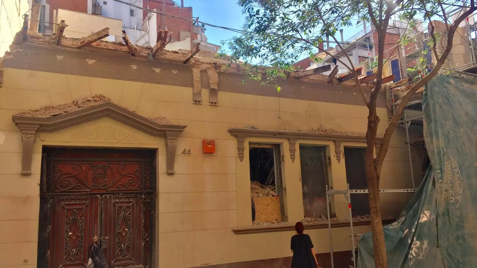 La façana del Bar Universal just anat d'enderrocar-se