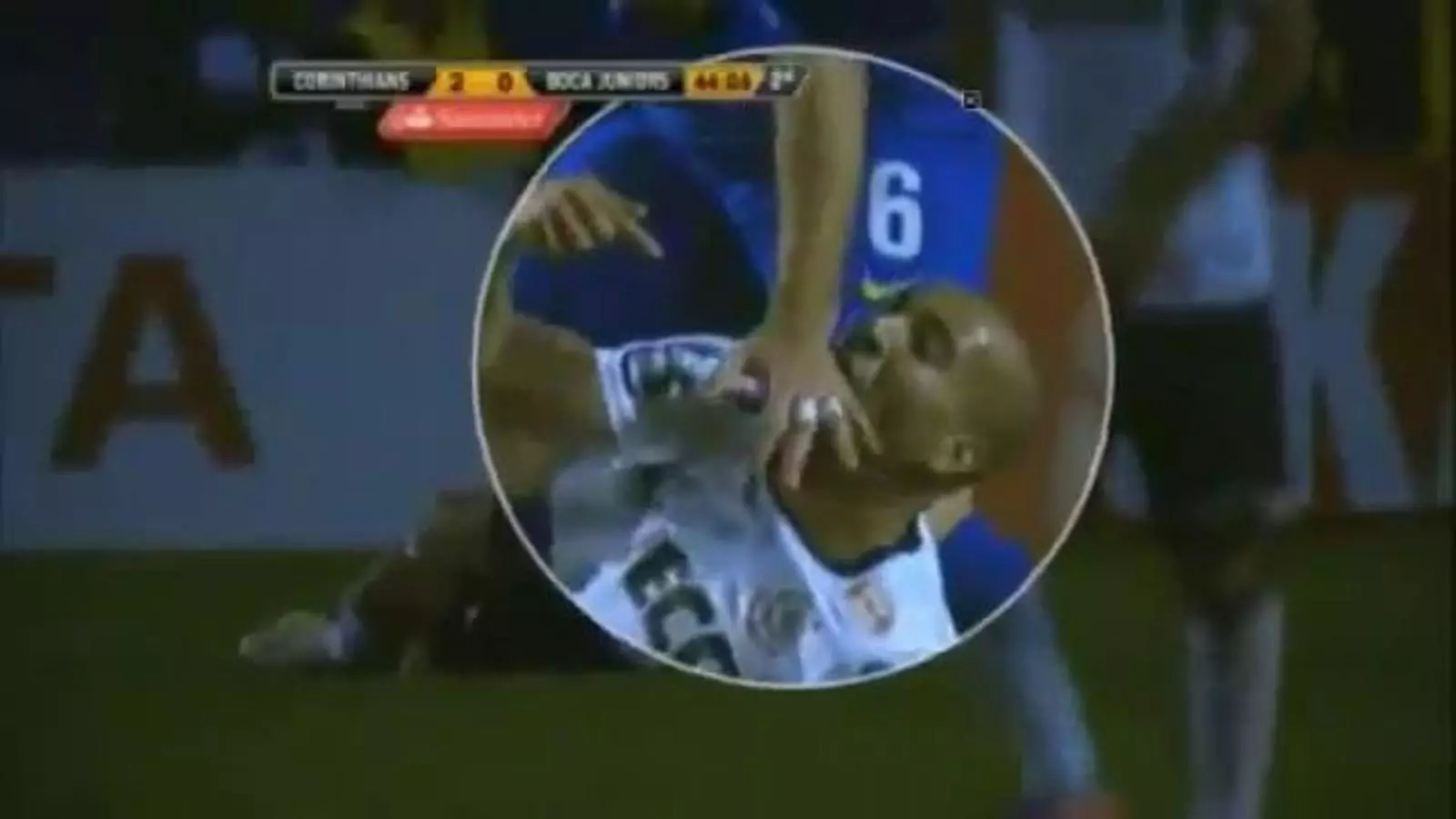 El brasiler Emerson, del Corinthians, mossega l'argentí Caruzzo, de Boca Juniors, en un partit de la final de la Copa Libertadores