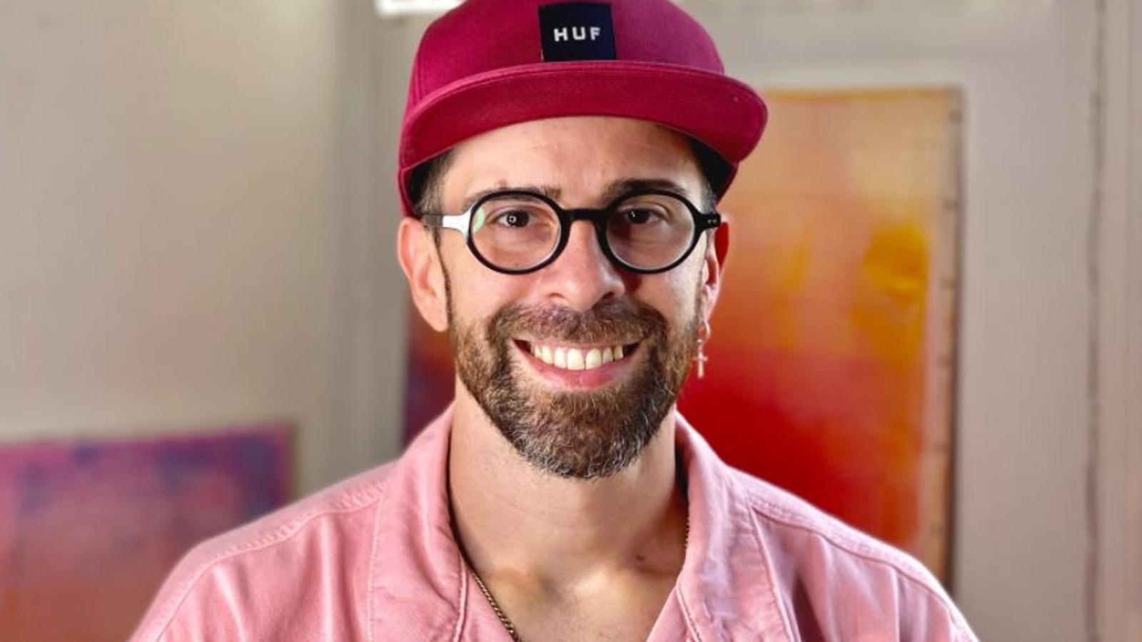 El pintor Alejandro Javaloyas al seu estudi.