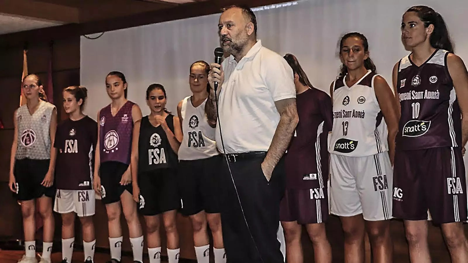 L’Snatt’s Femení Sant Adrià va presentar dimecres la nova equipació.