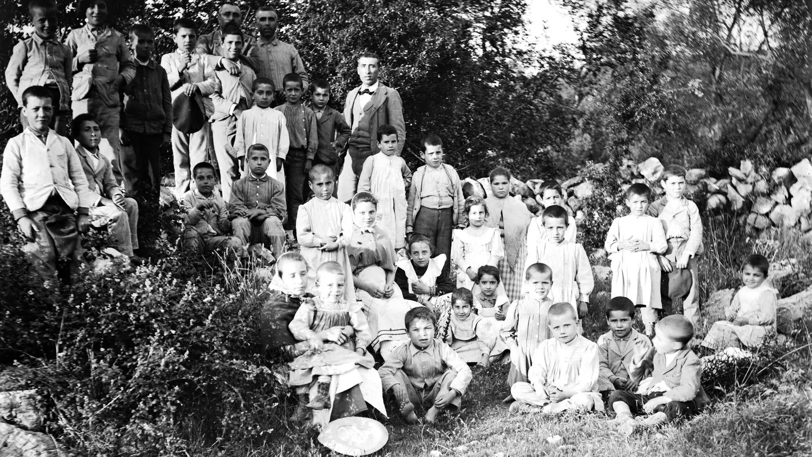 Alumnes durant una sortida al camp amb Guillem Cifre de Colonya a dalt a l'esquerra.