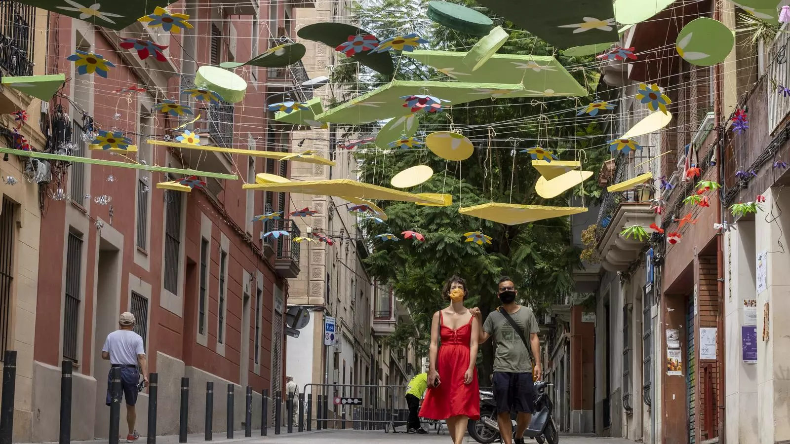 Una parella passejant per un dels carrers guarnits de Gràcia