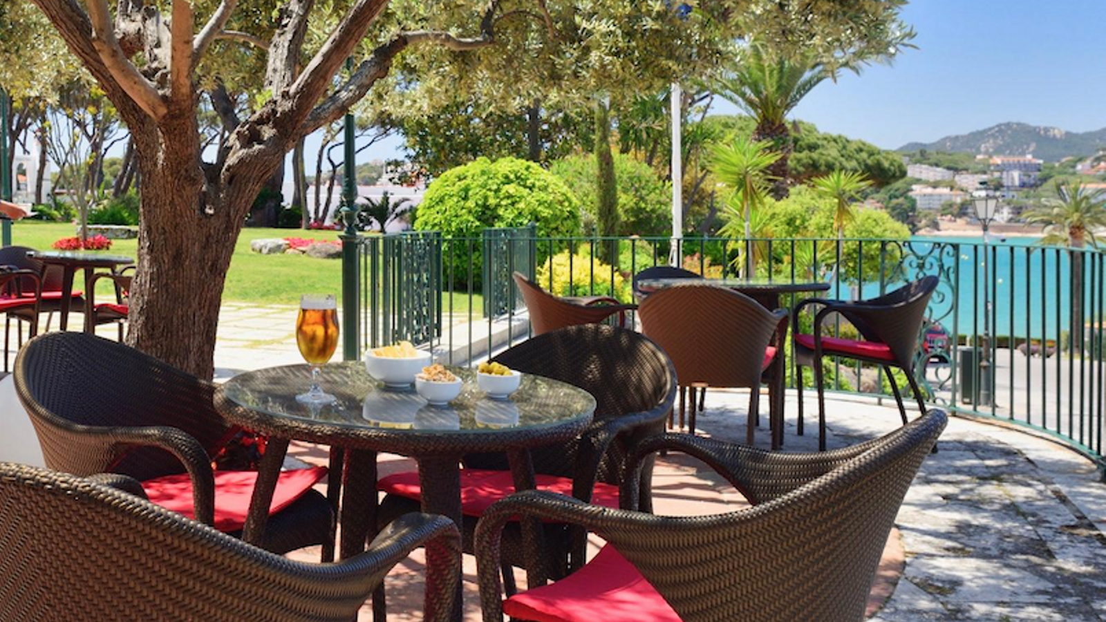 The Terrace of Hostal La Gavina, a climatic refuge under the shade of mulberry and olive trees