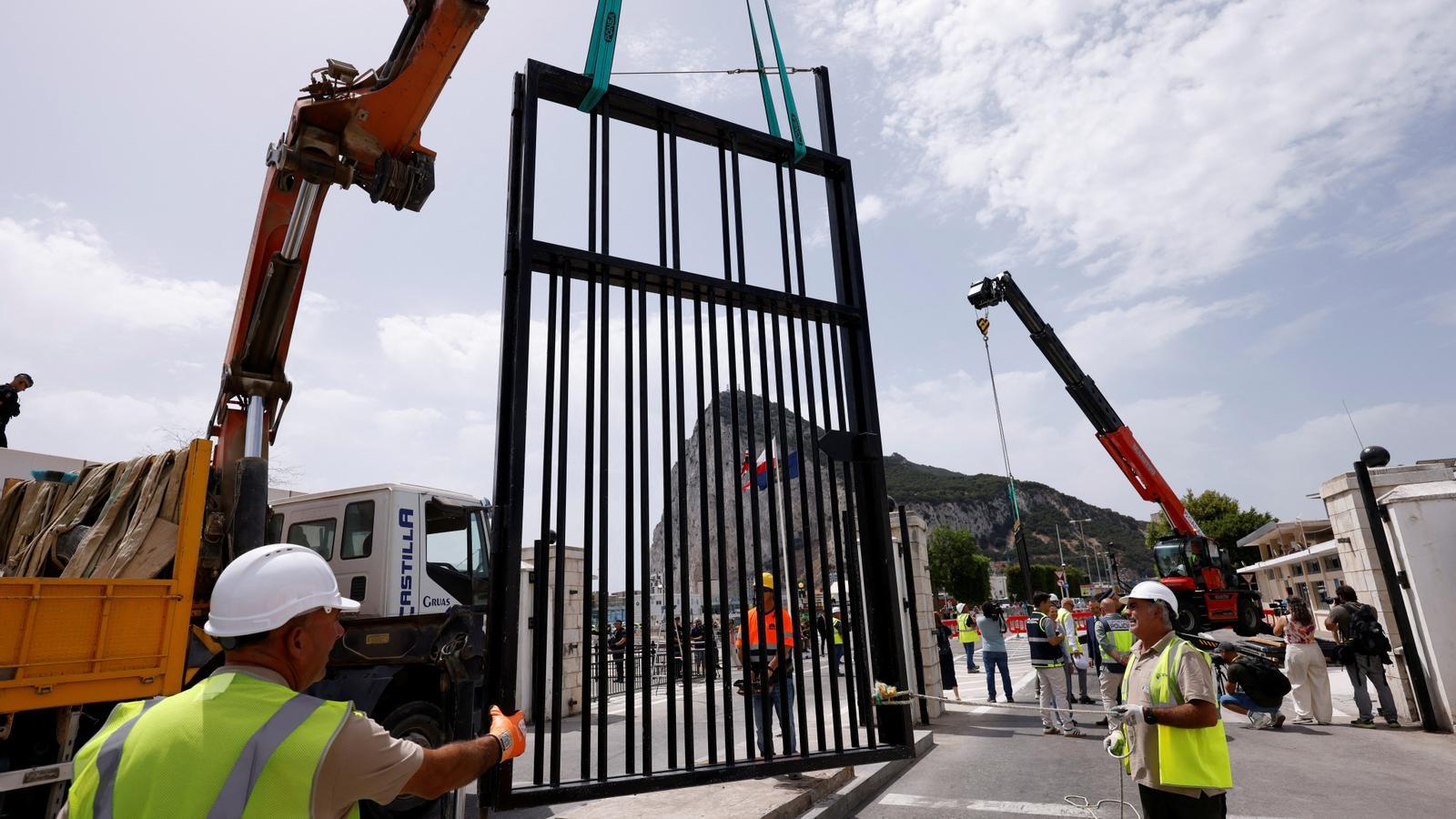 Unos trabajadores retiran la valla fronteriza entre Gibraltar y España después de que entrara en vigor el acuerdo entre la UE y el Reino Unido —que facilita los desplazamientos transfronterizos—, en Gibraltar, el 15 de julio de 2026.