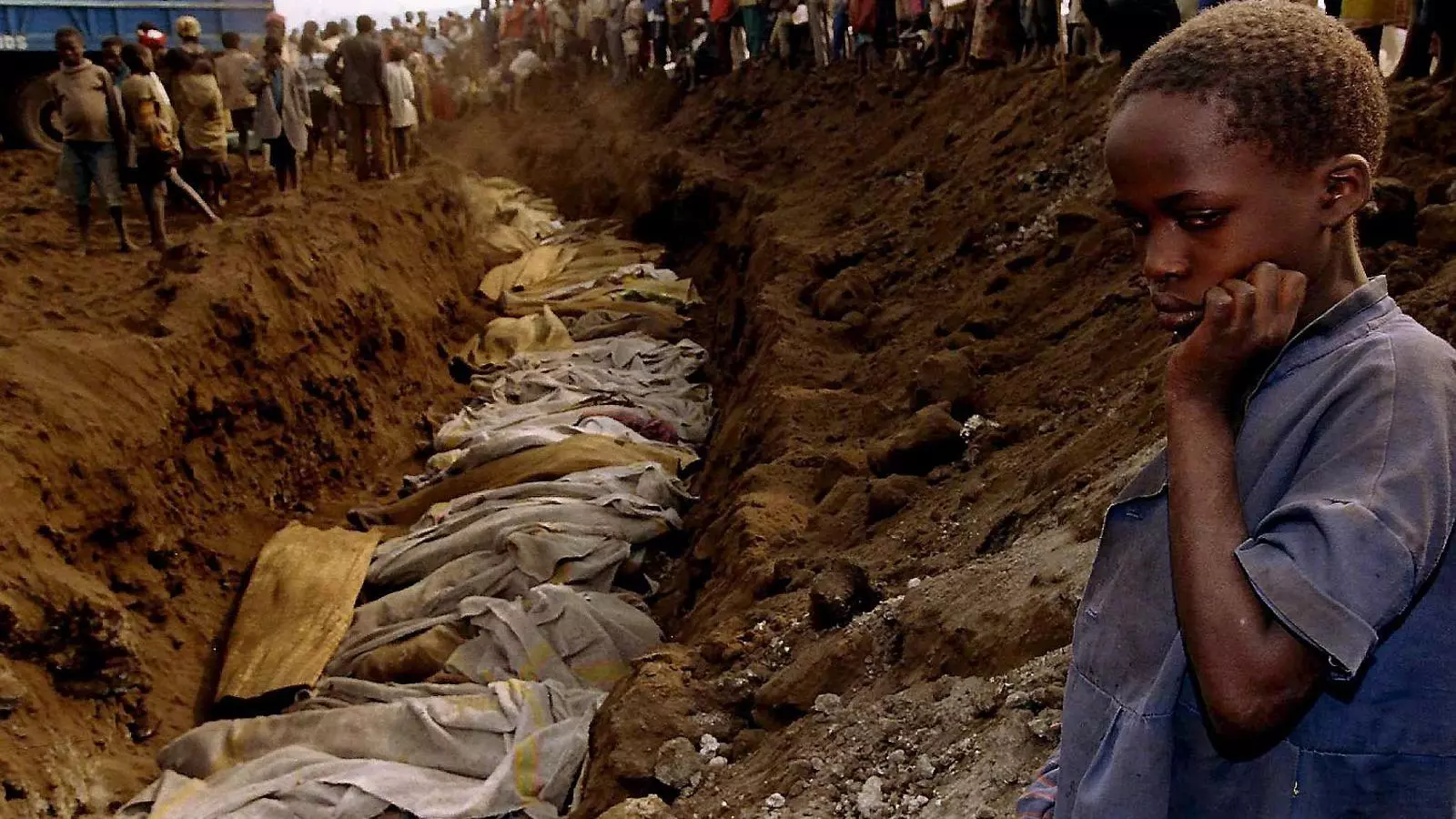 Una nena tutsi ruandesa, refugiada al Congo, observant l’enterrament col·lectiu de víctimes del genocidi del 1994.