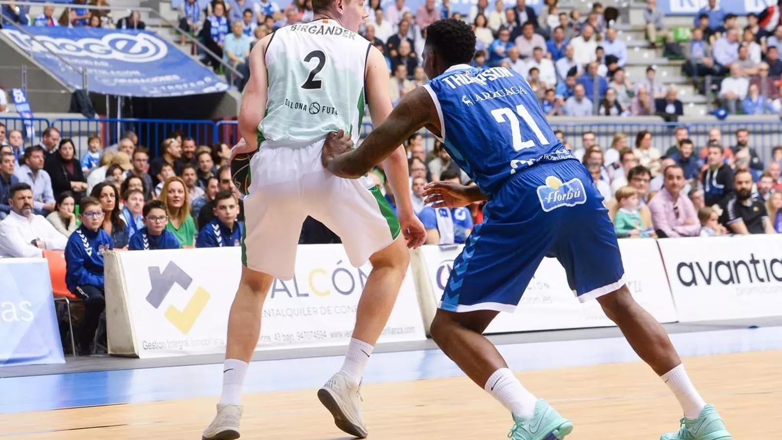 La Penya guanya amb èpica i surt del descens (79-80)