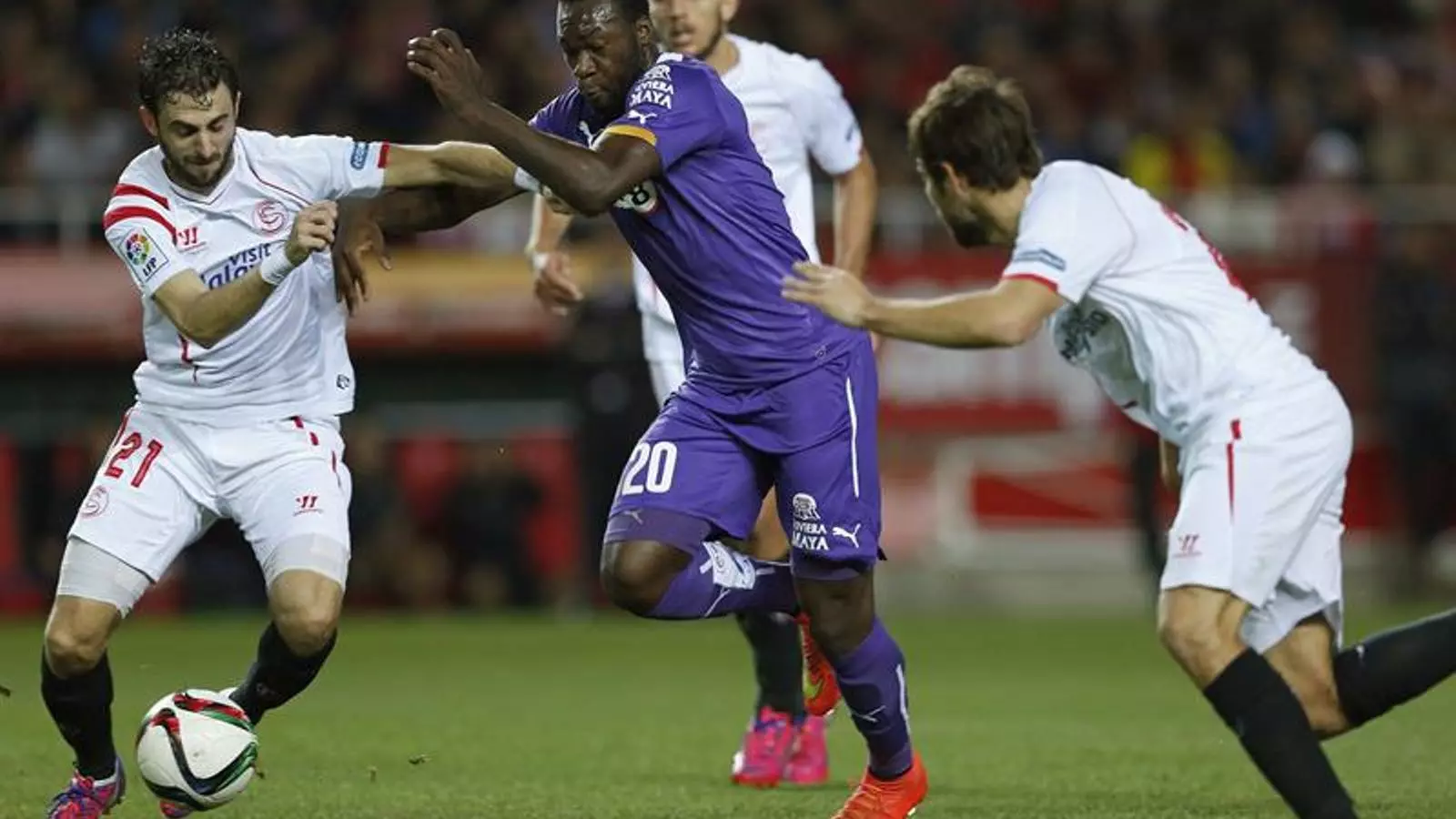 Caicedo, en acció contra el Sevilla