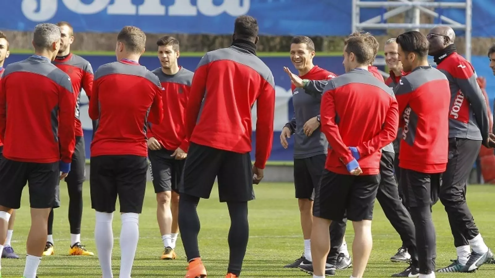 Els somriures han tornat als entrenaments de l'Espanyol després de guanyar al Dépor