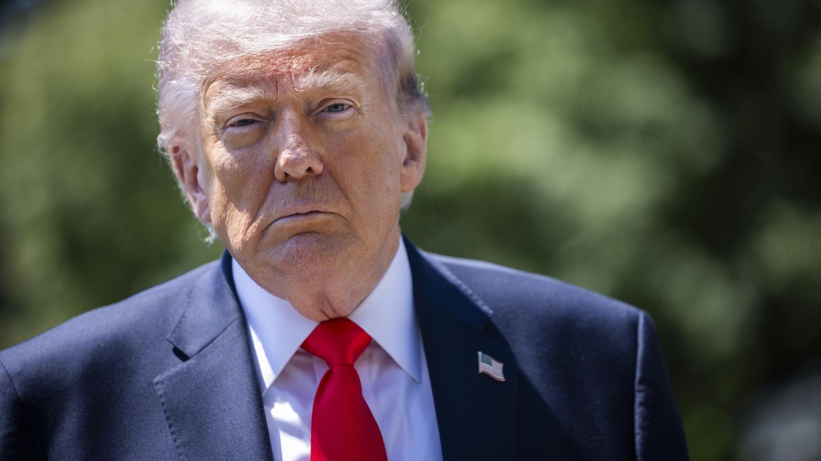 Donald Trump marcha de la Casa Blanca hacia Florida después de hablar con la prensa sobre el conflicto con Irán y el rescate de Spirit Airlines.