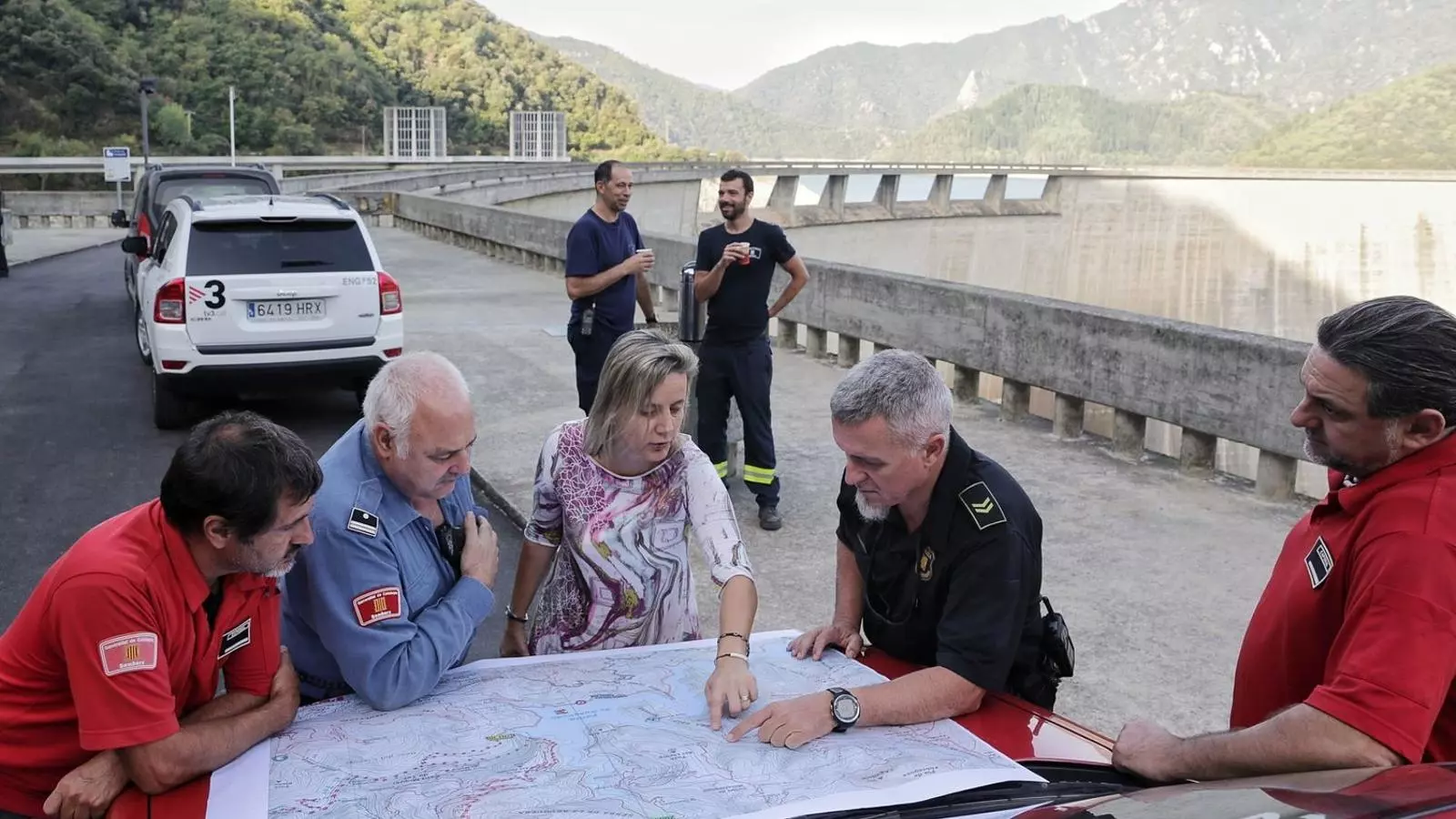 Foto d'arxiu dels equips d'emergències definint el dispositiu del pantà de Susqueda