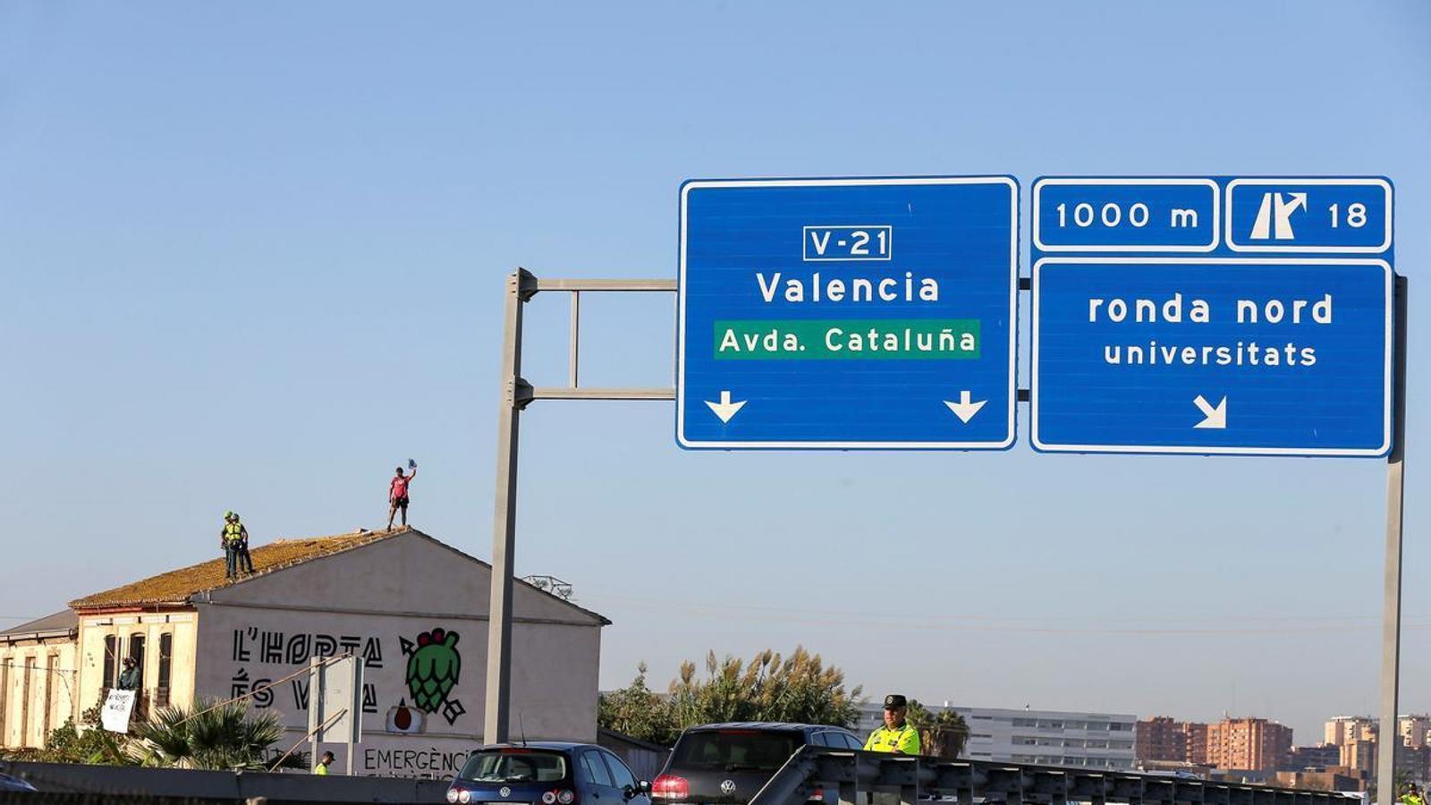 A traffic sign reading 'Valencia'