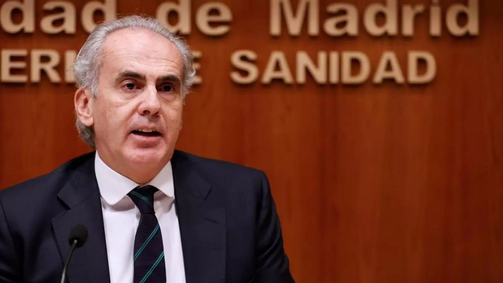 El conseller de Salut madrileny, Enrique Ruiz Escudero, durant la roda de premsa aquest divendres.