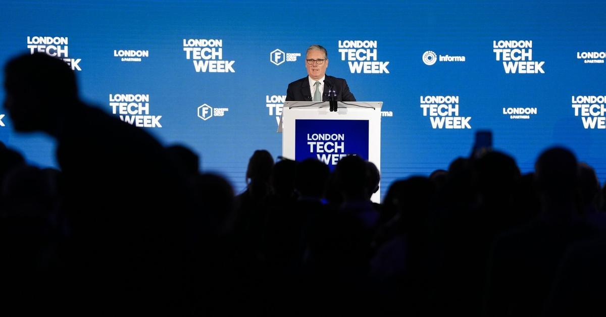 Ultimàtum de Starmer a Apple i a Google perquè els menors no