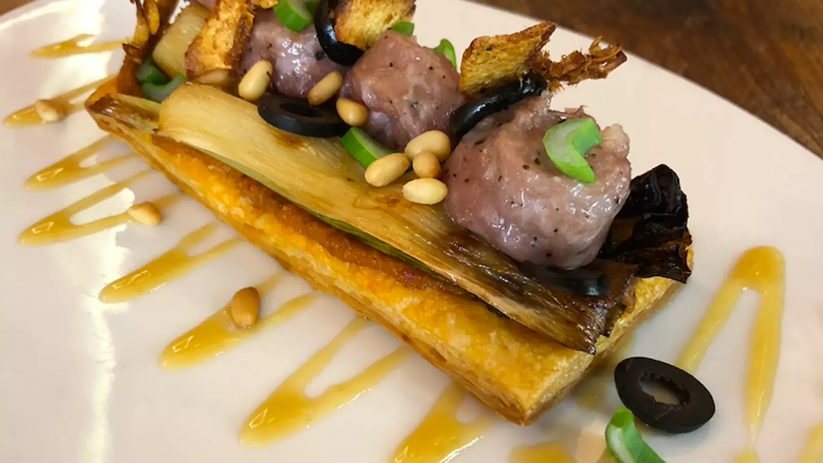 Coca amb calçots i botifarra, la recepta de la cuinera Ada Parellada