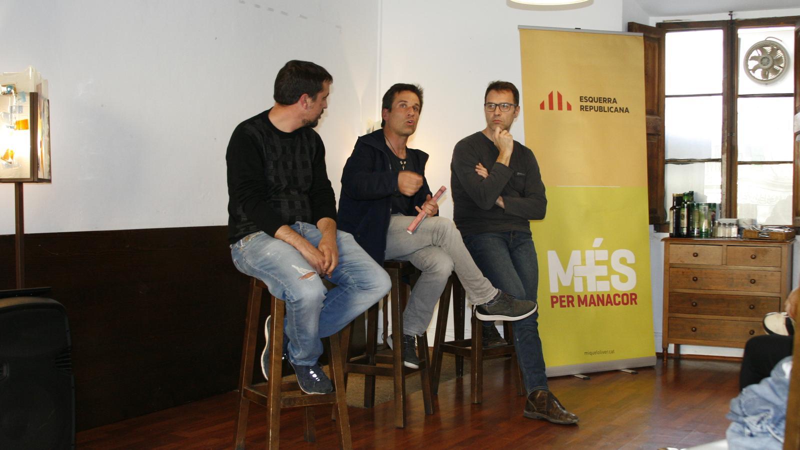 Mateu Xurí, Iban Asenjo i Miquel Oliver, durant el miting de Manacor.