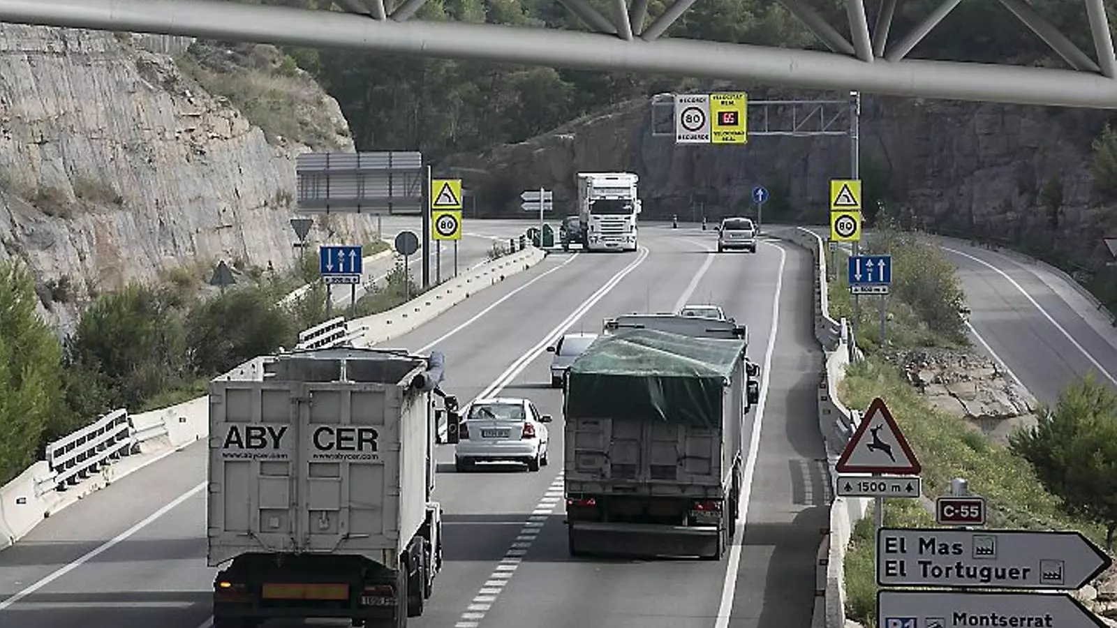 28.000 VEHICLES DIARIS (C-55) CONTRA 10.000 (C-16) A la C-55 entre Manresa i Sant Vicenç de Castellet hi passen tres vegades més cotxes cada dia que per l’autopista paral·lela, tot i que és una carretera d’un carril per cada sentit amb un índex d’accidentalitat dels més elevats de Catalunya. La UE recomana desdoblar una via a partir dels 12.000 vehicles, però el Govern no farà el desdoblament sencer ni a curt ni mitjà termini.