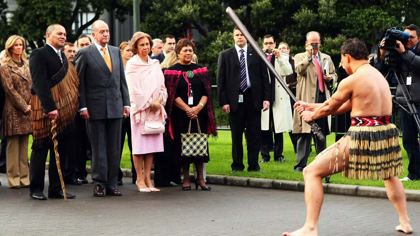 El rei Joan Carles I i la reina Sofia reben una benvinguda tradicional maorí al Parlament de Nova Zelanda
