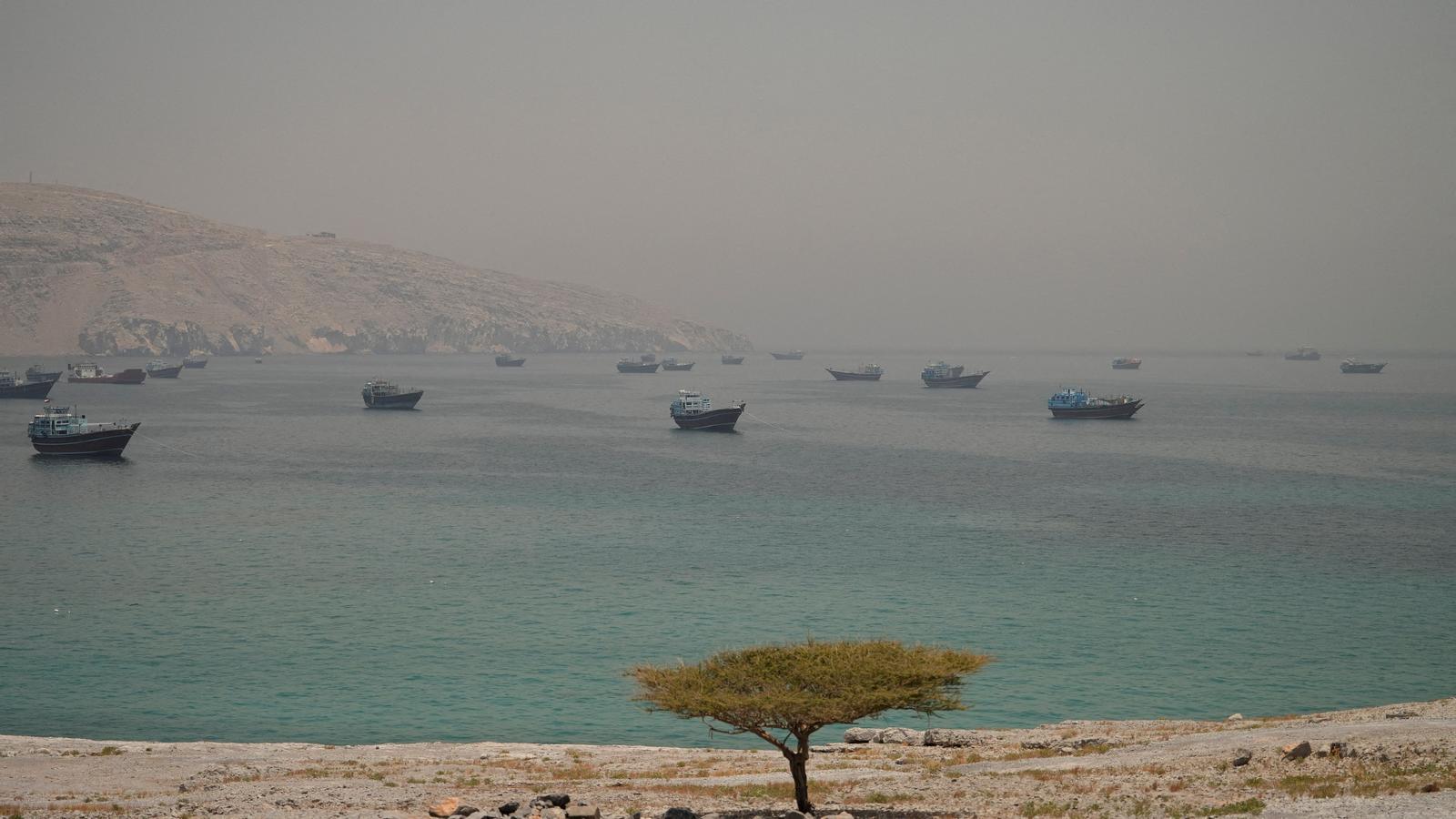 Buques anclados en el estrecho de Ormuz, visto desde Musandam, Omán, el 11 de junio.