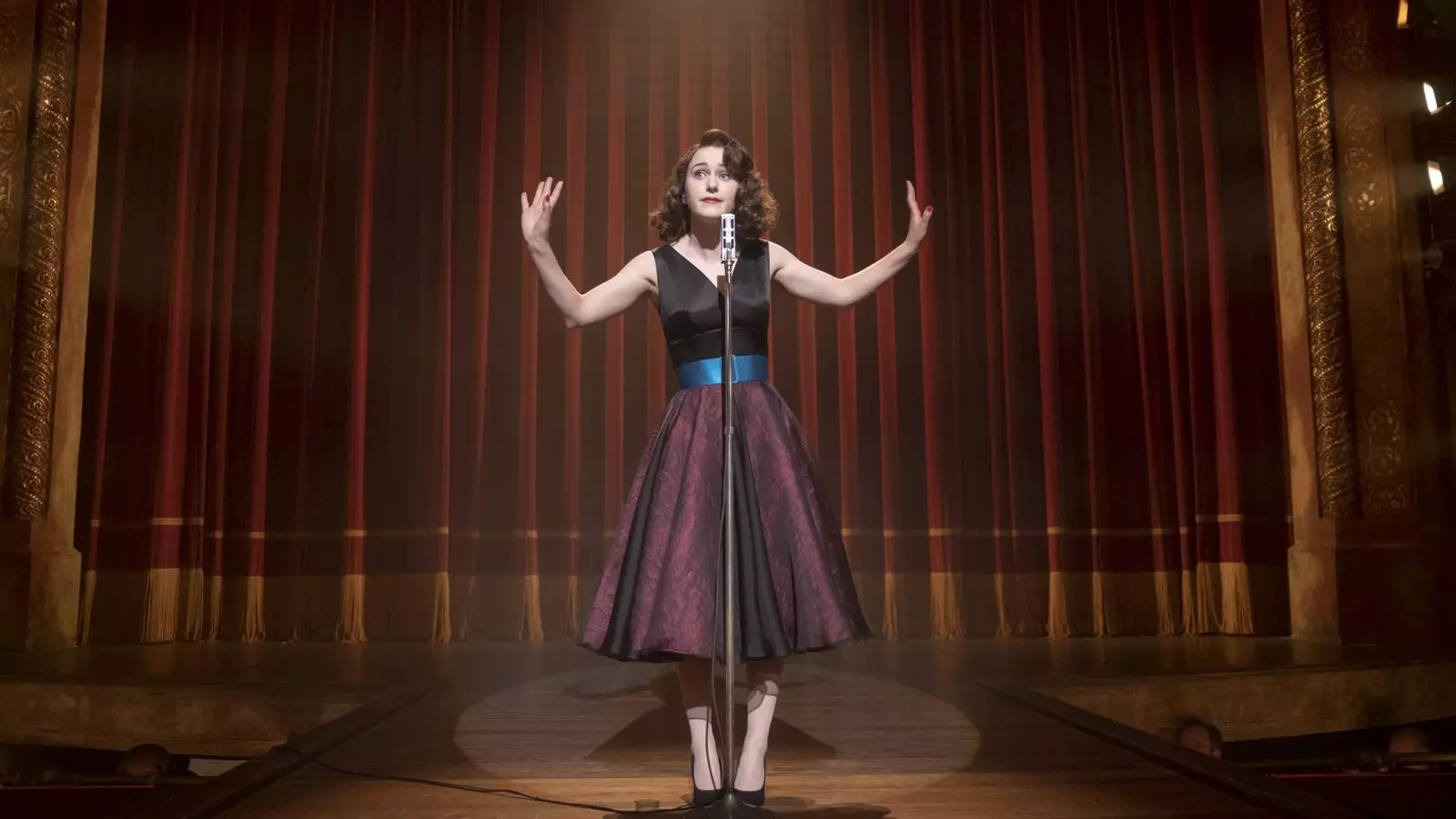 Rachel Brosnahan com a Midge Maisel