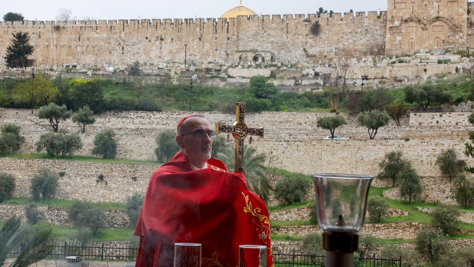 El Patriarca Latino de Jerusalén, Pierbattista Pizzaballa, hace una plegaria para conmemorar el domingo de Ramos en Jerusalén.